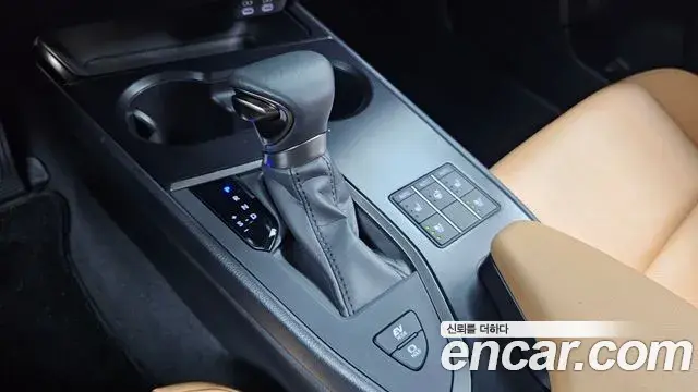 Lexus UX250h 2023 — Photo 14/30