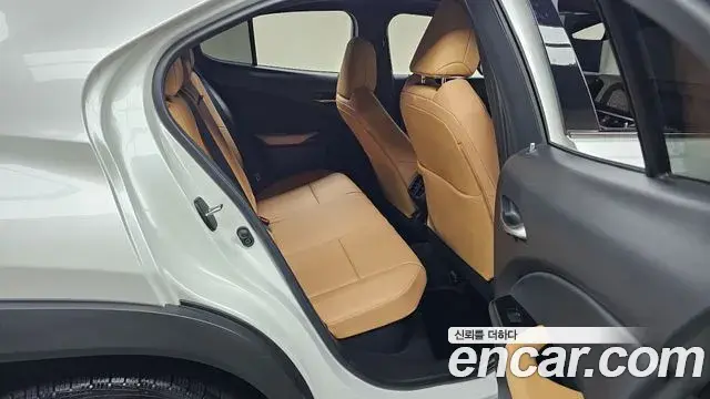 Lexus UX250h 2023 — Photo 16/30