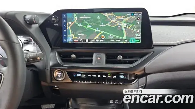 Lexus UX250h 2023 — Photo 27/30