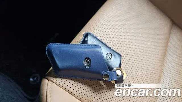 Lexus UX250h 2023 — Photo 7/30