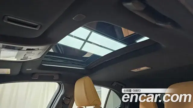 Lexus UX250h 2023 — Photo 10/30