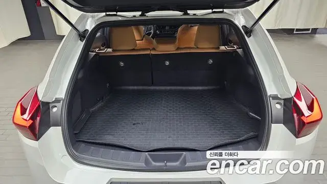 Lexus UX250h 2023 — Photo 9/30