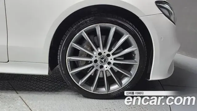 Mercedes-Benz E-Class 2019 — Şəkil 26/33