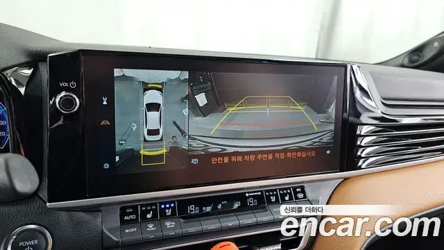 Toyota Camry 2025 — Photo 32/33