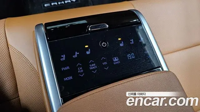 Toyota Camry 2025 — Photo 19/33