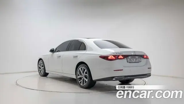 Mercedes-Benz E-Class 2025 — Photo 8/19