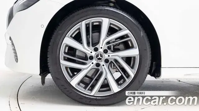 Mercedes-Benz E-Class 2025 — Photo 13/19