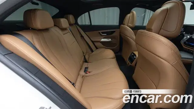 Mercedes-Benz E-Class 2025 — Photo 3/19