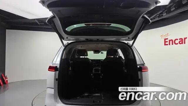 Kia Carnival 2021 — ფოტო 18/20