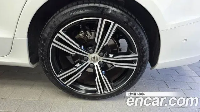 Volvo S60 2021 — Şəkil 32/33