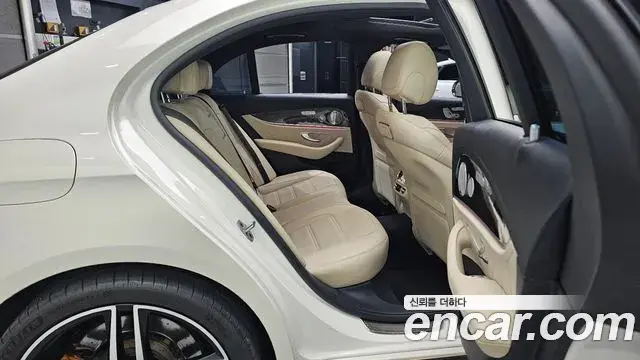 Mercedes-Benz E-Class 2019 — Photo 11/31