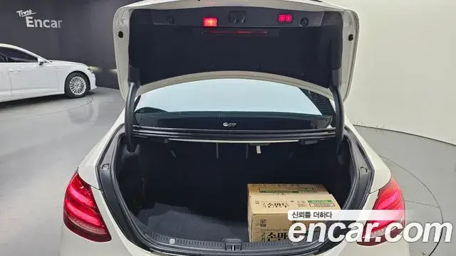 Mercedes-Benz E-Class 2019 — Photo 22/31
