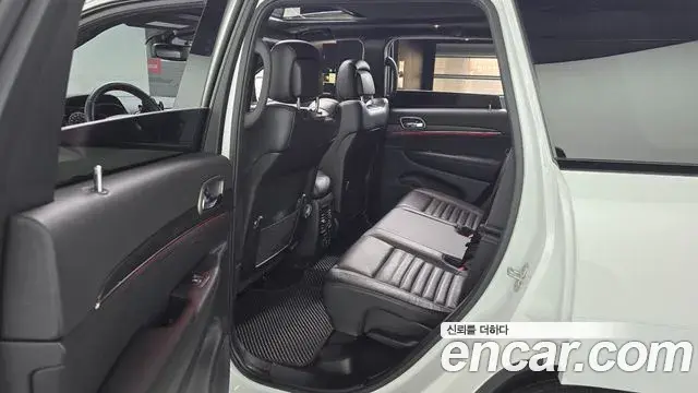 Jeep Grand Cherokee 2021 — Фото 11/20