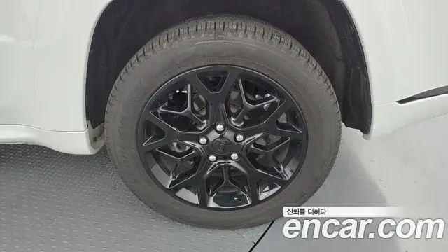 Jeep Grand Cherokee 2021 — Photo 29/30