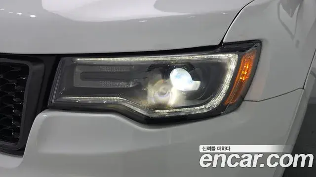Jeep Grand Cherokee 2021 — Photo 27/30