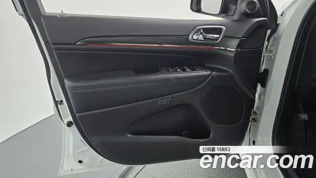 Jeep Grand Cherokee 2021 — Photo 30/30