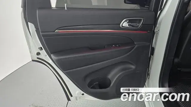 Jeep Grand Cherokee 2021 — Photo 24/30