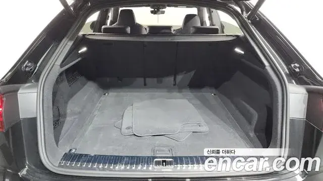 Audi Q8 2025 — ფოტო 35/36