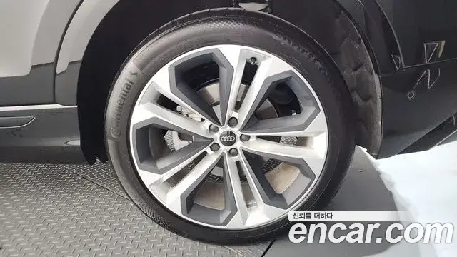 Audi Q8 2025 — ფოტო 30/36