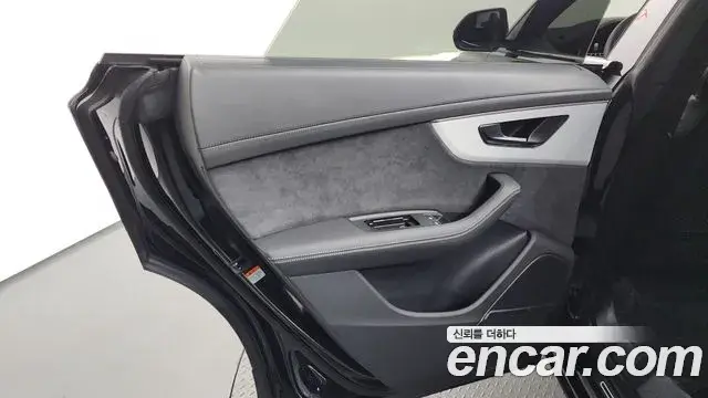 Audi Q8 2025 — ფოტო 33/36