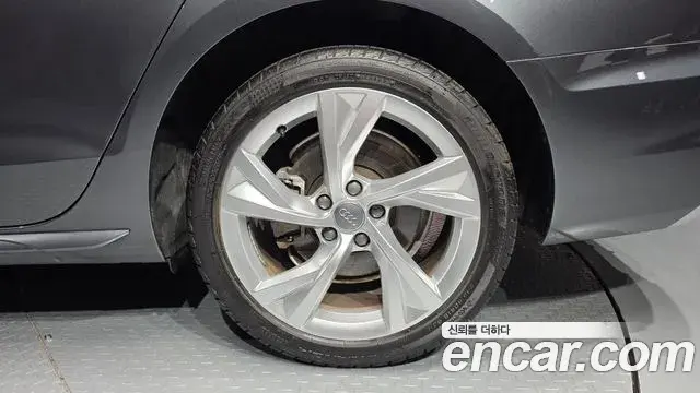 Audi A4 2020 — ფოტო 17/34