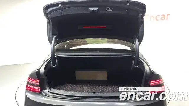 Genesis Electrified G80 2023 — Photo 17/20