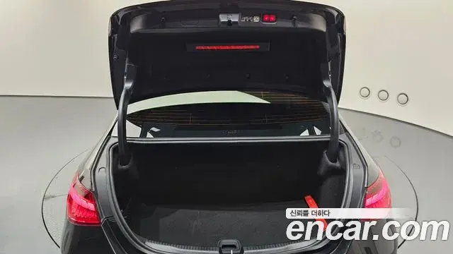 Mercedes-Benz C-Class 2025 — Photo 10/32