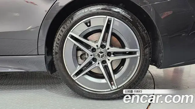 Mercedes-Benz C-Class 2025 — Photo 21/32