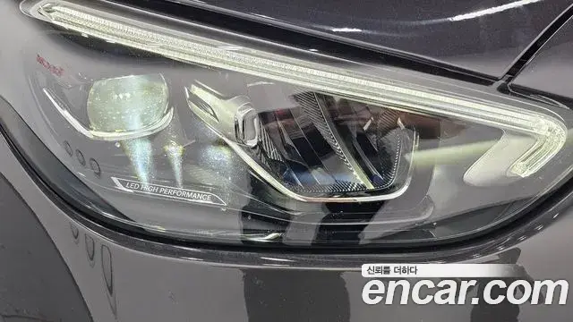 Mercedes-Benz C-Class 2025 — Photo 3/32