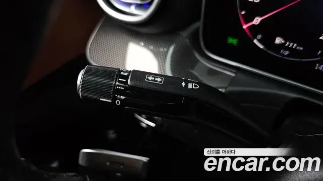 Mercedes-Benz C-Class 2025 — Photo 18/32