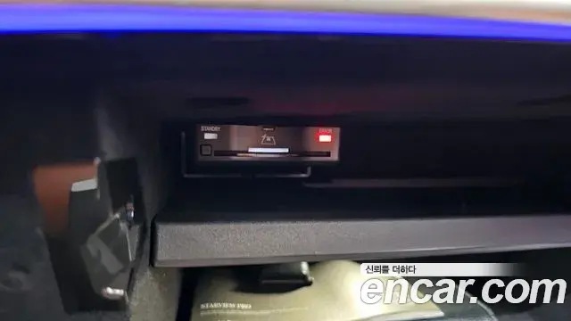Mercedes-Benz C-Class 2025 — Photo 28/32