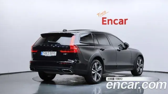 Volvo V60 Cross Country 2021 — Photo 23/36