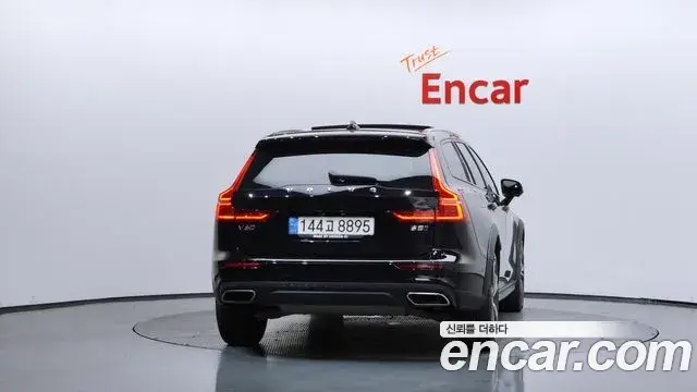 Volvo V60 Cross Country 2021 — Photo 22/36