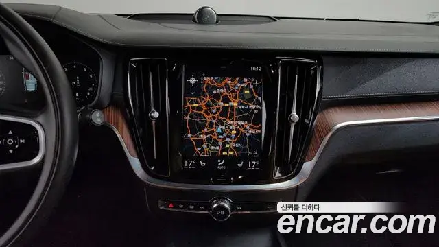 Volvo V60 Cross Country 2021 — Photo 16/36