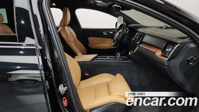 Volvo V60 Cross Country 2021 — Photo 9/36