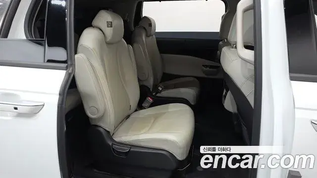 Kia Carnival 2023 — ფოტო 33/34