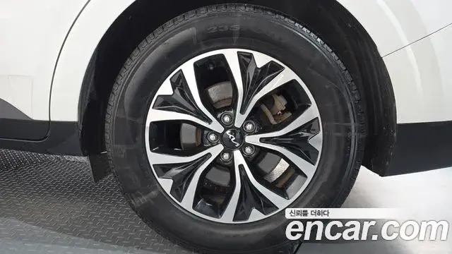 Kia Carnival 2023 — ფოტო 26/34
