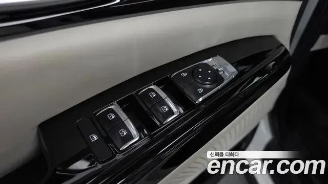 Kia Carnival 2023 — ფოტო 32/34