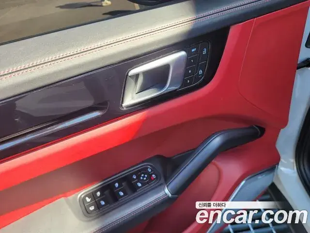 Porsche Cayenne 2022 — ფოტო 7/20