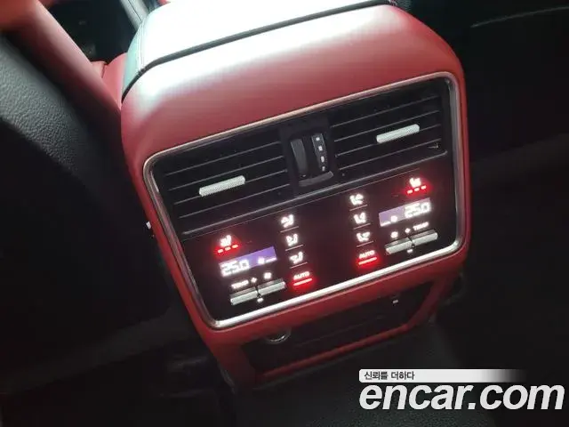 Porsche Cayenne 2022 — ფოტო 17/20