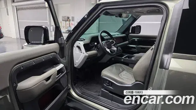 Land Rover Defender 2021 — Photo 25/40