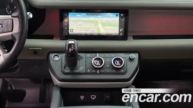Land Rover Defender 2021 — Photo 31/40