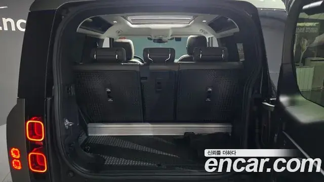 Land Rover Defender 2021 — Photo 17/40