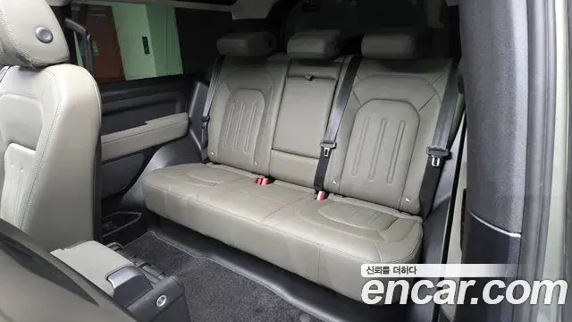 Land Rover Defender 2021 — Photo 29/40