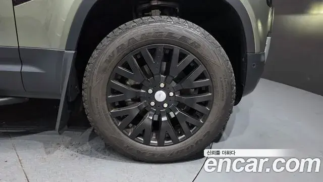 Land Rover Defender 2021 — Photo 33/40