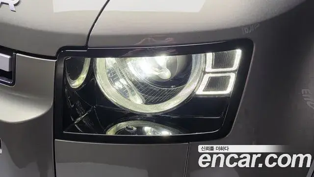 Land Rover Defender 2021 — Photo 16/40