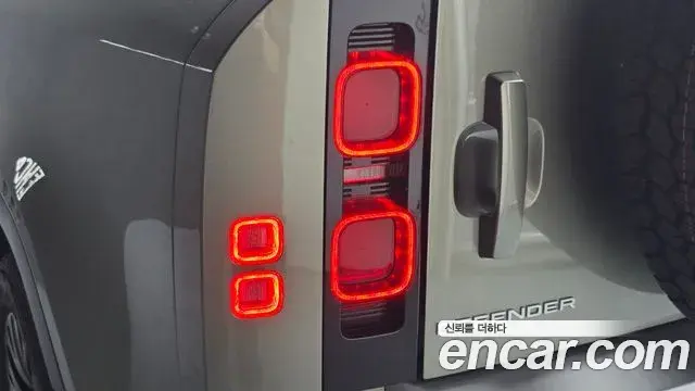 Land Rover Defender 2021 — Photo 10/40