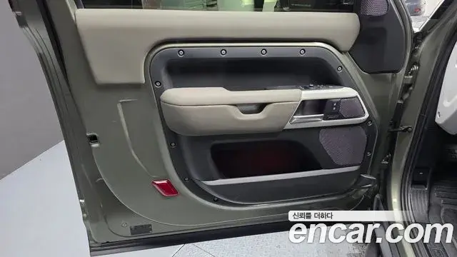 Land Rover Defender 2021 — Photo 40/40