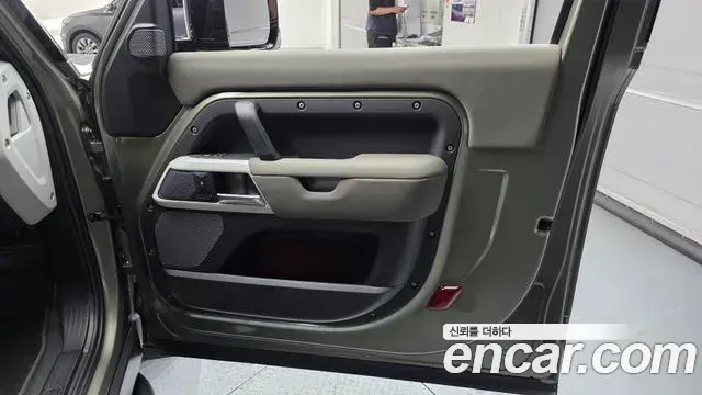 Land Rover Defender 2021 — Photo 20/40