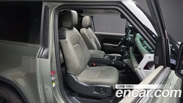 Land Rover Defender 2021 — Photo 18/40
